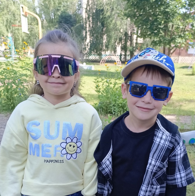 День изобретения солнцезащитных очков